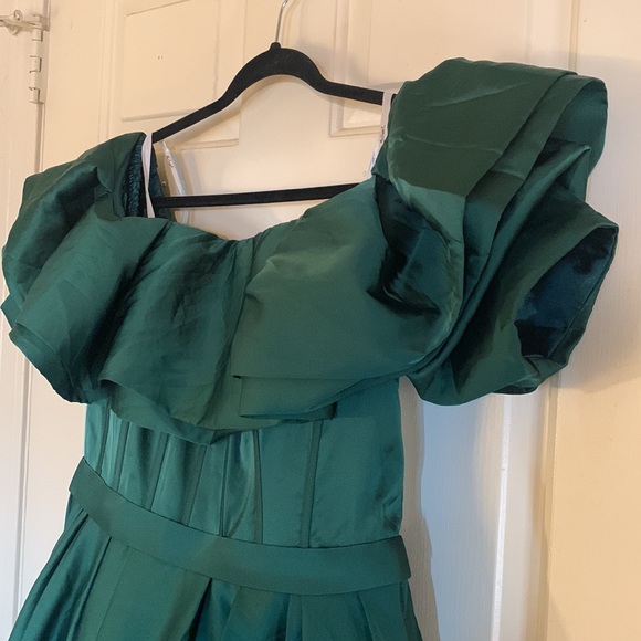 MAC DUGGAL
Emerald Off The Shoulder Tea Length Dress - Picture 6 of 16